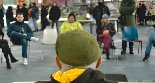Il declino delle democrazie e il coraggio di schierarsi: tra crisi globali e resistenze locali